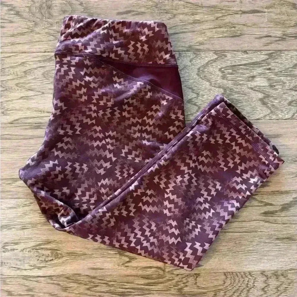 ASICS Women’s Burgundy Zigzag Print Capri Leggings, Size L High Waist Yoga Pants - Picture 2 of 5